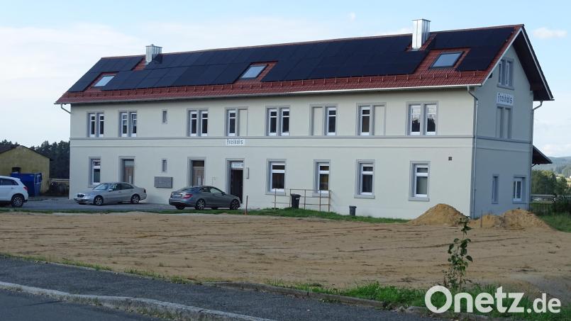 Mehr als die bisher drei täglichen Zugstopps am Bahnhof Freihöls wünscht sich der Fensterbacher Bürgermeister Florian Adam. Doch daraus scheint mit hoher Wahrscheinlichkeit nichts zu werden. Bild: Houschka
