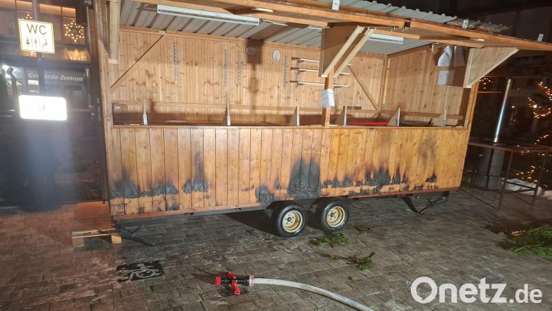 Insgesamt acht Buden sind durch das Feuer beschädigt worden. Bild: -/Kreisfeuerwehrverband Cham/dpa