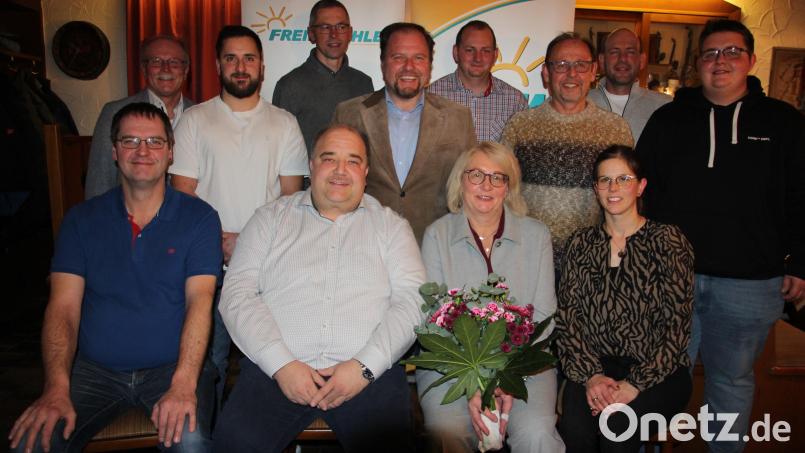 Die Kandidaten der Freien Wähler Konnersreuth. Sitzend von links, Norbert Neumann, Stefan Siller, Bürgermeisterkandidatin Andrea Schwägerl und Christina Fellner. Stehend von links Bürgermeister Max Bindl, Michael Schiedeck, Siegfried Schiml, Landratskandidat Hubert Schicker, Matthias Hart, Richard Schiedeck, Konrad Markus und Martin Graßold. Bild: kro