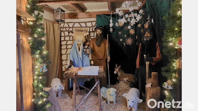 Immer wieder sehenswert: Die Krippe mit lebensgroßen Figuren in der Garage der Familie Meier. Insgesamt 50 Krippen an 36 Stationen sind beim Krippenweg in Rosenberg zu bewundern. Bild: mfh