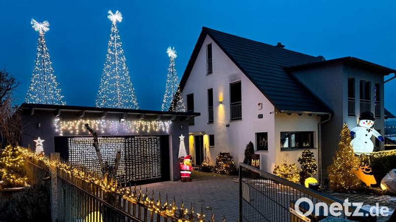 Die Weihnachtsbeleuchtung bei Familie Schäfer im Amberger Stadtteil Raigering verwandelt Haus und Garten in ein &quot;Weihnachtswunderland&quot;. Bild: Petra Hartl