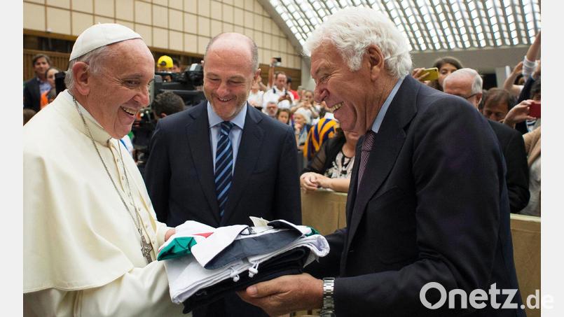 Tennis-Legende Nicola Pietrangeli (r) im Jahr 2015 mit Papst Franziskus (l). Bild: picture alliance / dpa