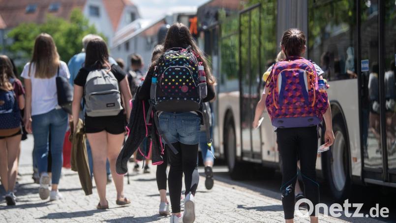 Auszubildende sowie Schülerinnen und Schüler fahren im Landkreis Tirschenreuth weiter billiger mit dem Bus. Symbolbild: Marijan Murat/dpa