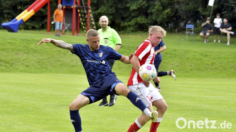 Sebastian Bauer (links) hat sich für die DJK Dürnsricht und gegen den SV Freudenberg entschieden. Nicht jeder ist glücklich mit dieser Entscheidung. Archivbild: Hubert Ziegler