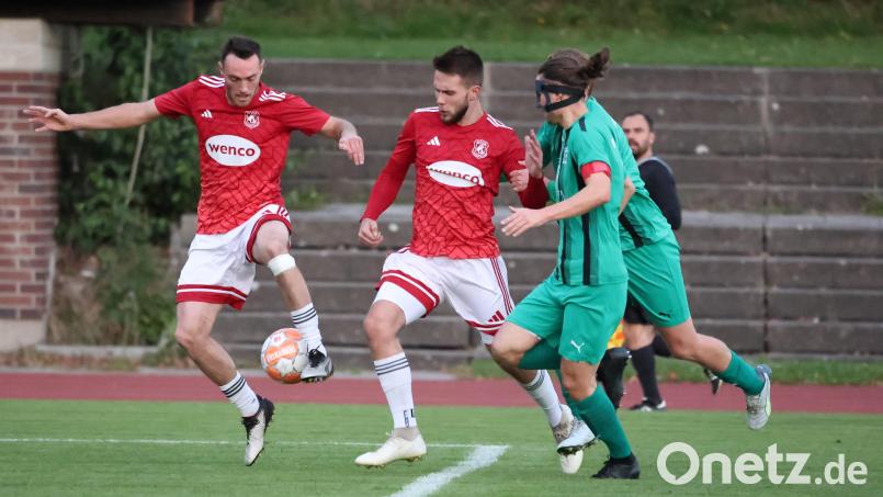 Die SpVgg Vohenstrauß ist immer gut für einen Kantersieg: Das musste auch der FC Weiden-Ost bei seiner 1:7-Klatsche im Vohenstraußer Sportzentrum erfahren. Im Bild Michael Busch (links) – mit 14 Toren zusammen mit Ales Demeter der torgefährlichste SpVgg-Spieler. Bild: Dieter Jäschke