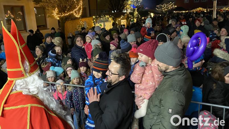 Kleine Geschenke vom Nikolaus: Das freut die Kleinen beim Wernberg-Köblitzer Adventsmarkt. Bild: Völkl