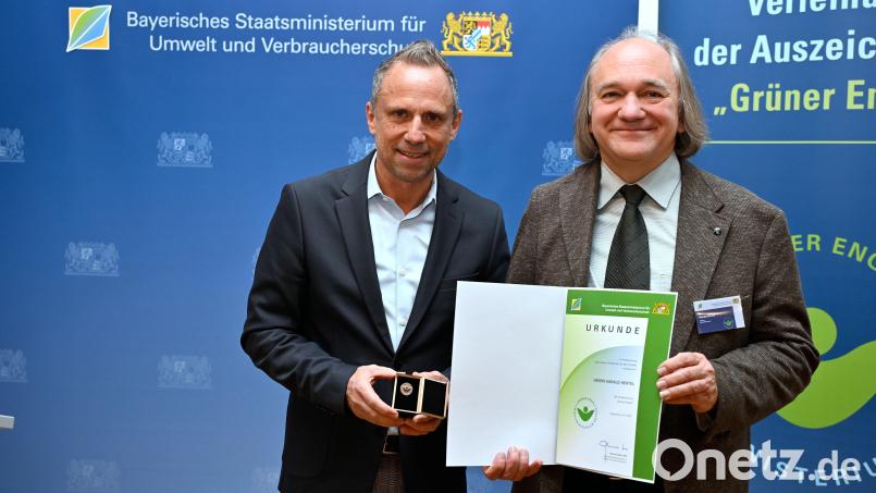 Umweltminister Thorsten Glauber würdigte Harald Hertel aus Waldsassen als "Grünen Engel". Bild: Umweltministerium