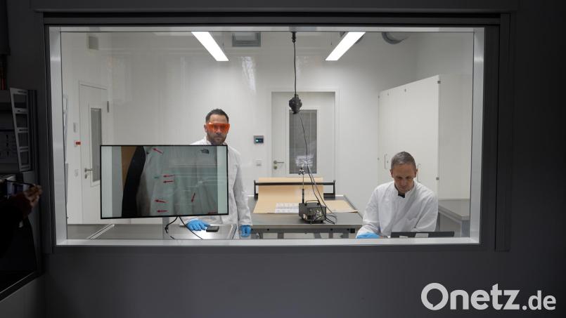 Im neuen kriminaltechnischen Labor der Kriminalpolizeiinspektion Weiden untersucht man jedes Detail, das in Ermittlungsverfahren weiterhelfen kann. Bild: Marco Meier