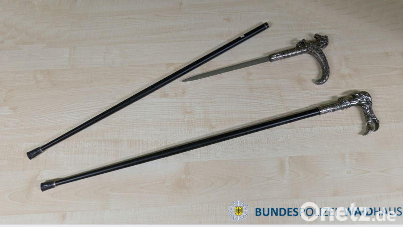 Die Polizei entdeckte zwei als Gehstöcke getarnte Dolche in einem Auto in Waldsassen. Bild: Bundespolizei Waidhaus
