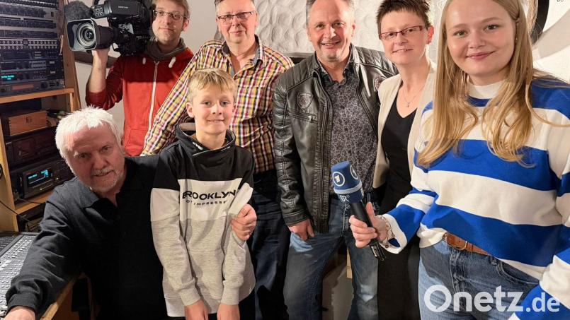 Großer Aufwand für die Aufzeichnung des Beitrags im BR-Fernsehen. Fabian mit Eltern, Sponsor Andreas Übler, Studio-Inhaber Erich Meinlschmidt und dem Fernsehteam. Die Sendung haben viele von Fabians Klassenkameraden gesehen. Bild: Manfred Wegmann