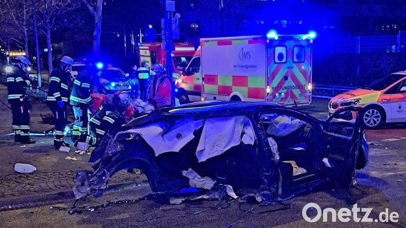 Ein Auto wird durch die Wucht des Aufpralls entzwei gerissen. (Handout) Bild: -/Berufsfeuerwehr München/dpa