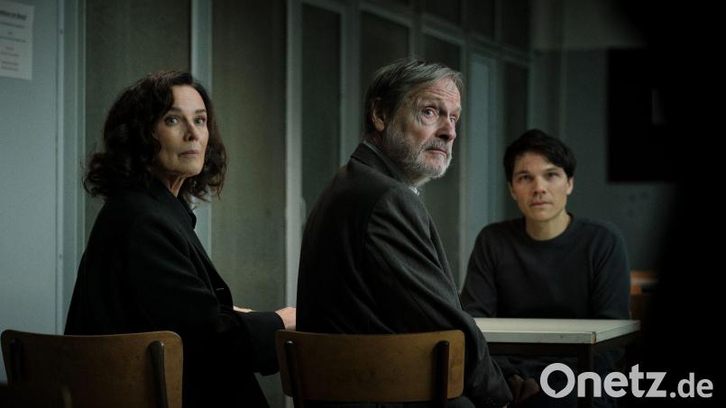 Anwältin Anna Conti (Désirée Nosbusch) und Friedrich Klopfer (Michael Wittenborn) besuchen dessen Sohn Falk Klopfer (Sebastian Urzendowsky). Bild: Peter Drittenpreis/ZDF/dpa