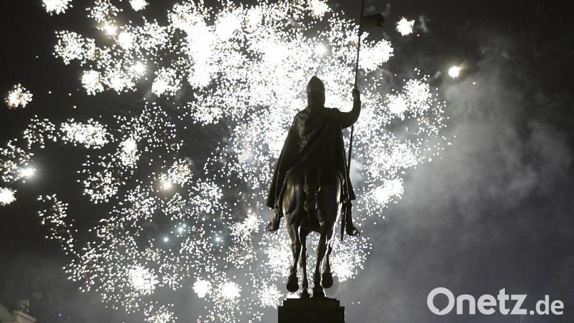 Das in Kraft getretene Gesetz verbietet unter anderem den Verkauf von Feuerwerkskörpern auf Märkten und an mobilen Verkaufsständen. (Archivbild) Bild: Roman Vondrou/CTK/dpa