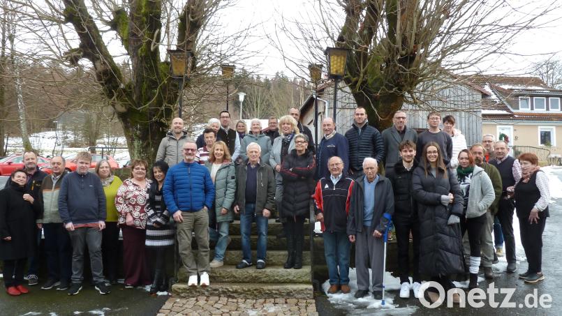 Viele Gratulanten erwiesen Hans Heinig (Bildmitte) die Ehre. Im Bild auch Tochter Diana, Sohn Ralph und Enkel Tom, Verwandte, Freunde und Vertreter der Vereine. Bild: Robert Birkner
