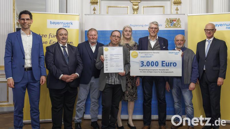 Bei der Verleihung des Bürgerenergiepreises Oberpfalz an die Nahwärme Gebenbach-Atzmannsricht eG. Mit dabei: Bürgermeister Peter Dotzler (ab Zweiter von links), Lothar Neuberger, Thomas Ritschel, Susanne Lindner, Prof. Dr. Hans Bäumler und Hartmut Barth. Bild: Uwe Moosburger