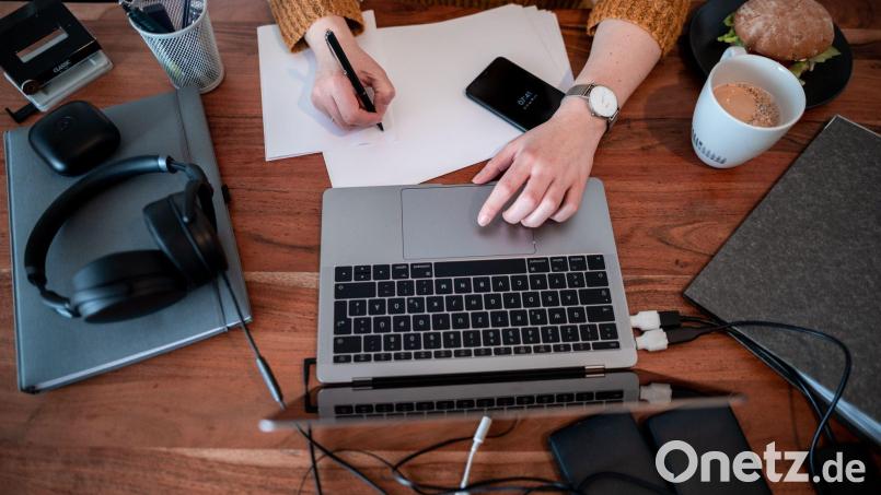 Manche Arbeitnehmer setzen Künstliche Intelligenz zur Unterstützung ein. (Symbolbild) Bild: Fabian Strauch/dpa/dpa-tmn