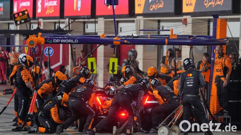 Die Lampen brennen in bisschen bei McLaren. Bild: Altaf Qadri/AP POOL/AP/dpa