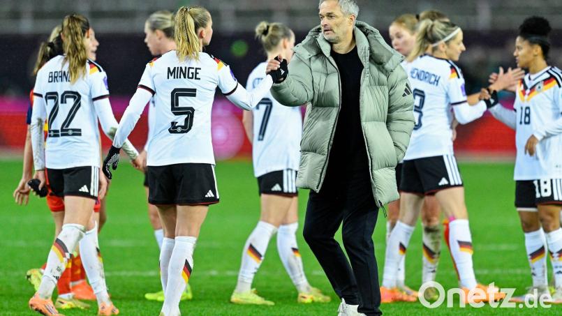 Hoffen auf den Zuschlag der EM 2029: Bundestrainer Wück und die deutschen Fußballerinnen. Bild: Uwe Anspach/dpa