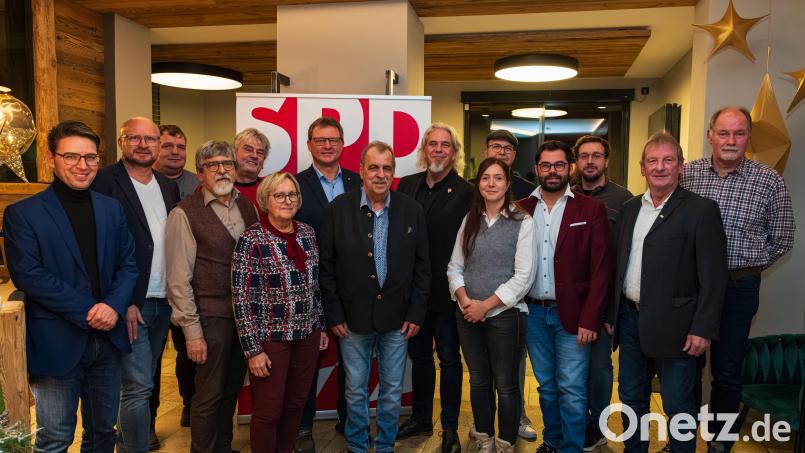 Gruppenfoto der Stadtratskandidatinnen und Stadtratskandidaten mit SPD Kreisvorsitzendem Peter Wein (1. von links), Ortsvorsitzendem Norbert Fischer (2. von links) und Fraktionsvorsitzendem Erich Schmid (Mitte). Bild: Manuel Winkler