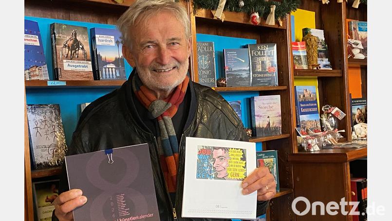 Der Amberger Künstlerkalender 2026 ist da. Achim Hüttner, der Vorsitzende der IG Menschengerechte Stadt, stellte ihn jetzt in der Buchhandlung Mayr vor. Besonders wichtig ist ihm das Kalenderblatt von Franz Demler zum Tod von dessen Freund Joe Ferstl. Bild: Andreas Ascherl