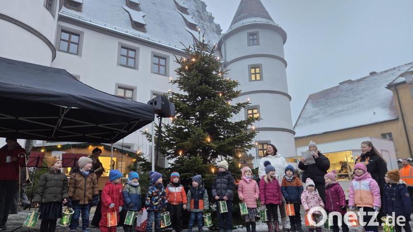 Die Kleinsten aus dem städtischen Anton-Ferazin-Kindergarten Roggenstein hatten ihren großen Moment: Mit liebevoll gebastelten Laternen traten sie in den Hof. Bild: Stadt Vohenstrauß