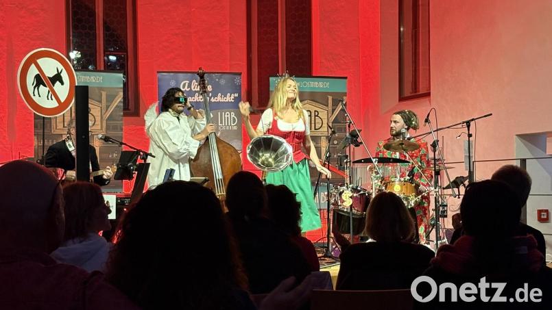 Die Band „Lost in a bar“ gastierte in der Marienkirche Nabburg mit ihrem Musikkabarettprogramm „Eine LIAB(e) Weihnachtsgschicht“. Bild: Marko Pammer