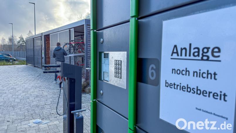 Vorne rechts die Schließfächer mit Lademöglichkeit für E-Bike-Akkus, hinten die Fahrradgaragen. Beide sind noch nicht in Betrieb. Die Garagen können zwar derzeit schon genutzt werden, sind aber nicht abschließbar. Bild: Stephan Huber