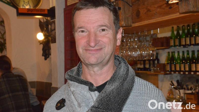 Ein verschmitztes Lächeln: Frank Höllriegl packt heuer Partytechnisch nochmal an. Bild: Helmut Kunz