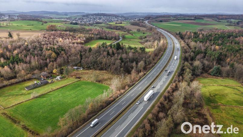 Blick auf die Autobahn 45 in der Nähe von Olpe, wo die Hände gefunden wurden. (Archivbild) Bild: Alex Talash/dpa