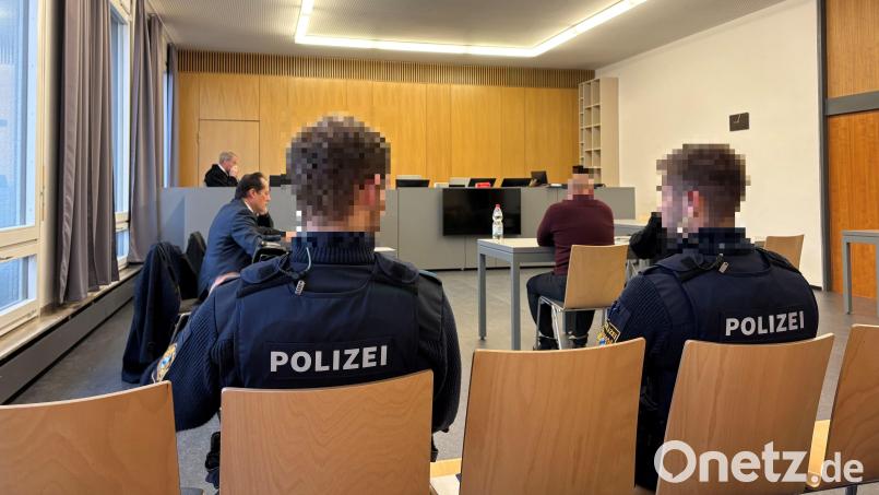 Vor dem Landgericht Weiden startete der Prozess gegen einen 57-jährigen Rentner. Der Mann muss sich unter anderem wegen gefährlicher Körperverletzung verantworten. Bild: Jona Lang