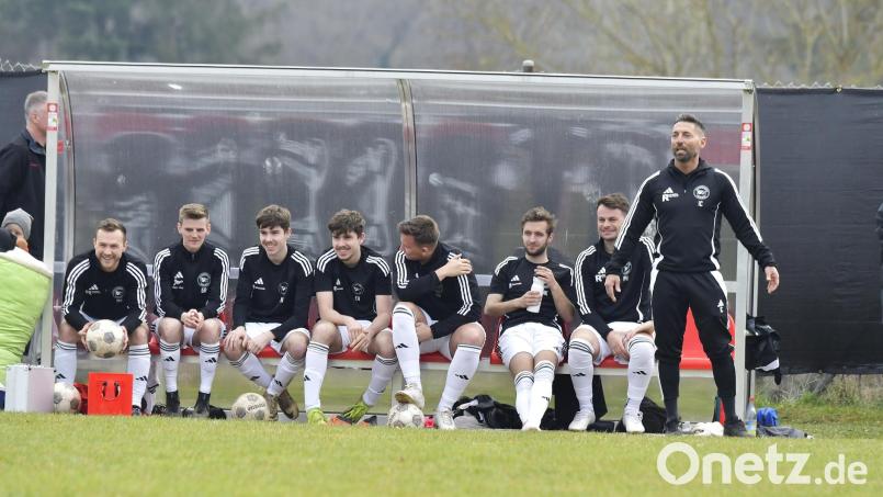 Gute Stimmung bei Trapo: Die SG Traßlberg/Michaelpoppenricht grüßt aktuell von der Tabellenspitze. Trainer Ilker Caliskan (rechts) bleibt dem Verein erhalten. Bild: Hubert Ziegler