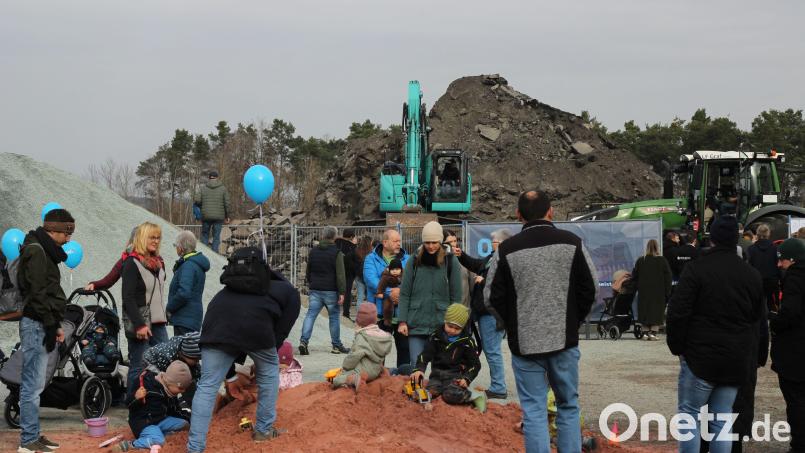 Beim Benefizbaggern von der Firma OBM Baumaschinen konnten die Besucher bei einer Live-Baustelle Asphalt mit der Fräse bearbeiten und anschließend mit einer Walze verdichten. Bild: Fitzgerald