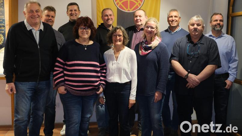 Die Nominierten der CSU/FB Etzelwang für die Gemeinderatswahl 2026 (von links): Gerhard Pirner, Ernst Scharr, Roman Berr, Birgit Weigert, Markus Wagner, Lydia Zahner, Klaus Strobel, Carmen Gebert, Christoph Miszka, Josef Lutter und Gert Ertel. Nicht im Bild: Stephan Röthenbacher. Bild: sre