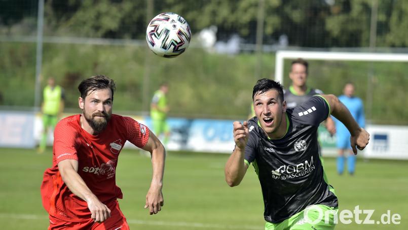 Johannes Böhm (rechts/noch im Trikot der DJK Gebenbach) verlässt den SV Schwandorf/Ettmannsdorf und geht zur SpVgg Landshut. Bild: Hubert Ziegler