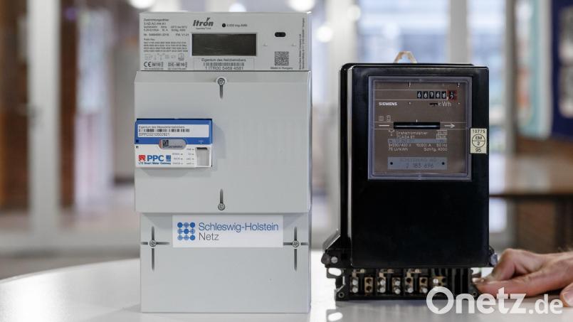 Ein digitaler Stromzähler (links) mit Smart-Meter-Gateway zur Datenübertragung neben einem herkömmlichen analogen Zähler. Wer die neue Technologie nutzt, kann von dynamischen Stromtarifen profitieren. Symbolbild: Markus Scholz/dpa