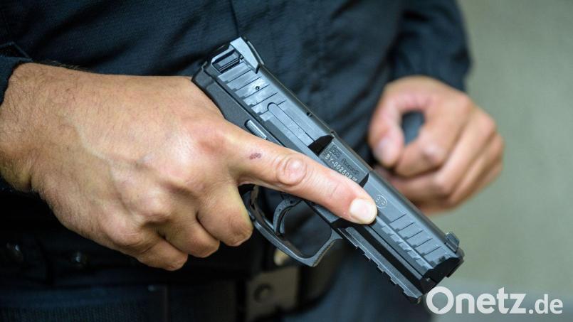 Bei dem Einsatz fiel mindestens ein Schuss aus einer Dienstwaffe der Polizei. (Symbolbild) Bild: Matthias Balk/dpa