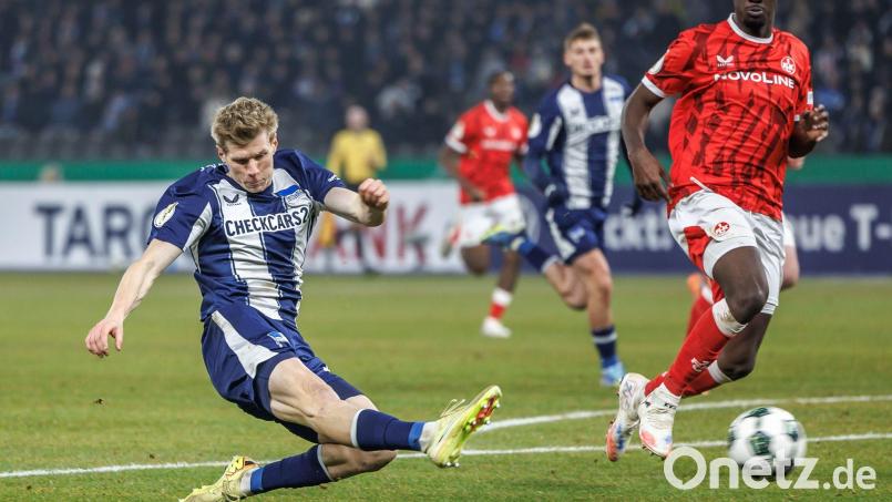 Luca Schuler (l) traf gleich zweimal bei Herthas Galavorstellung im Pokal. Bild: Andreas Gora/dpa