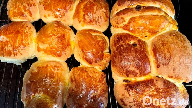 Selbstgemachte Buchteln aus dem Ofen schmecken mit und ohne Rosinen und Mandeln. Die Größe der Reine in der sie gebacken werden, bestimmt das Aussehen der Leckereien aus Hefeteig. Bild: ils