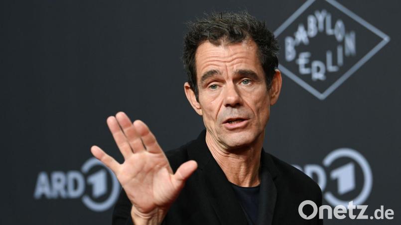 Tom Tykwer ist einer der Drehbuchautoren von „Babylon Berlin“. (Archivbild) Bild: Jens Kalaene/dpa