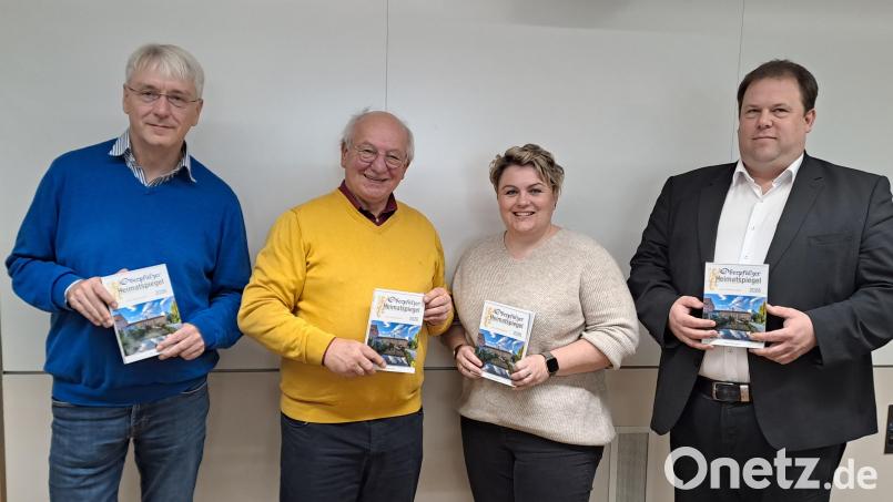 Dr. Andreas Erb, Eckard Bodner, Daniela Kleber (Layout) und Bezirksheimatpfleger Dr. Tobias Appl bei der Präsentation der Jubiläumsausgabe in Amberg. Bild: pop