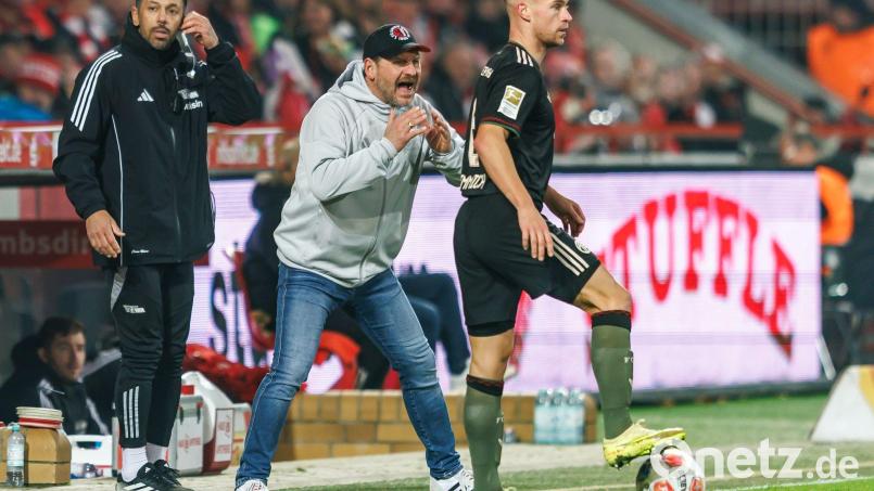 Trainer Baumgart (M.) will mit Union den ersten Sieg gegen die Bayern. (Archivbild) Bild: Andreas Gora/dpa