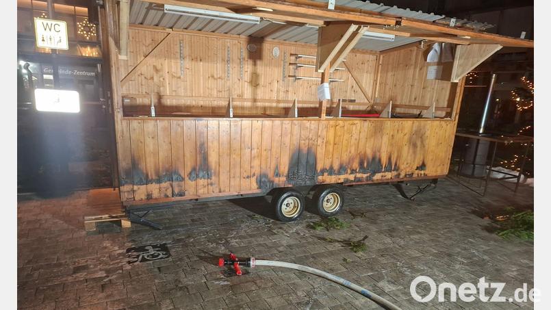 Insgesamt acht Buden sind durch das Feuer beschädigt worden. Bild: -/Kreisfeuerwehrverband Cham/dpa