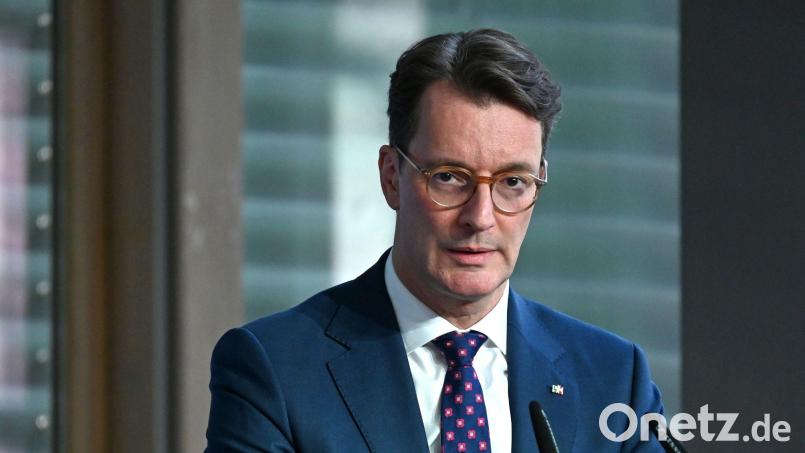 Hendrik Wüst hat über das angepasste Bewerbungskonzept informiert. Bild: Elisa Schu/dpa