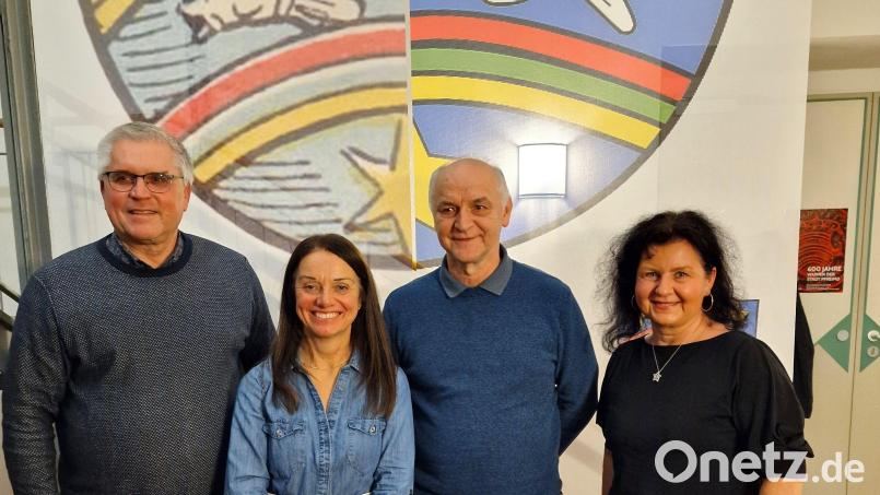 Bürgermeister Richard Tischler, Museumsleiterin Carola Reul, Hans Koch und Museumsmitarbeiterin Eva Rolke (von links) bei der Eröffnung der Sonderausstellung im Museum Pfreimd Bild: Museum Pfreimd