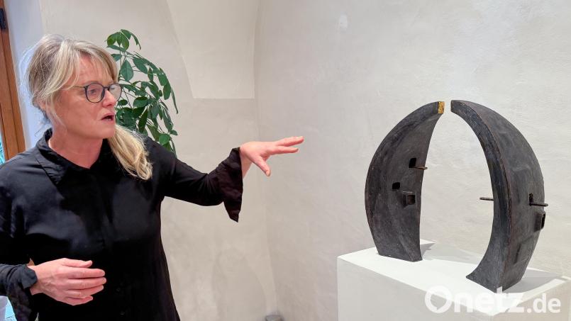 Hanna Regina Uber mit einem Modell von &quot;Brána - das Tor&quot;. Bild: Petra Hartl