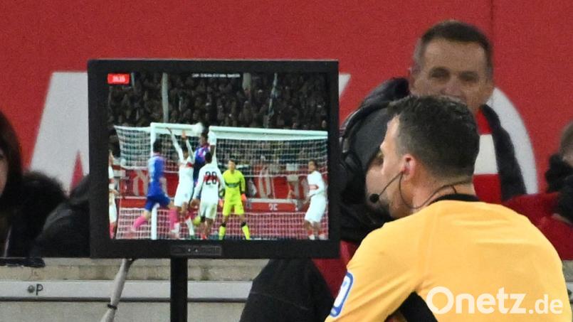 Die FIFA gibt vor, wann im Fußball der VAR eingreift. (Archivbild) Bild: Marijan Murat/dpa