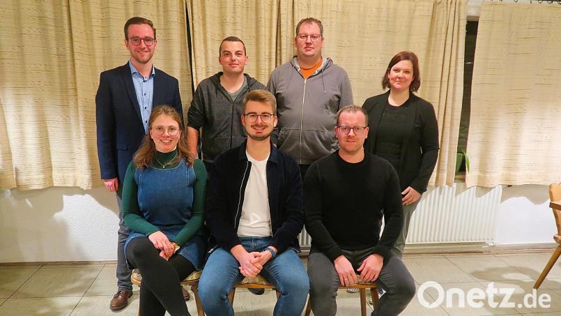 Bei der Nominierungsversammlung der JU Friedenfels gratulieren zu der Entscheidung für eine eigene Liste bei den Kommunalwahlen 2026, JU-Kreisvorsitzende Sandra Dostler (hinten rechts) und der Friedenfelser CSU-Bürgermeisterkandidat Adrian Käß (hinten links) den Kandidaten (vorne von links) Annamaria Härtl, Maximilian Heindl und Carsten Schlicht sowie (hinten, Mitte von links) Julian Fleischmann und Gerald Trummer Bild: bsc