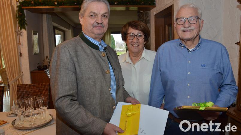 Erich Völkl (rechts) feiert 80. Geburtstag und natürlich kommt Bürgermeister Andreas Wutzlhofer (links) bei seinem ehemaligen Stadt- und Kreisratskollegen zur Gratulation vorbei. Immer an Völkls Seite: Ehefrau Theresia. Bild: dob