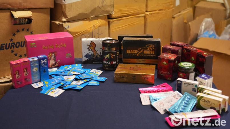 Vermeintlich natürliche Potenzmittel enthalten laut Zoll oft versteckte Wirkstoffe, die eigentlich verschreibungspflichtig sind. (Handout) Bild: -/Hauptzollamt Schweinfurt/dpa