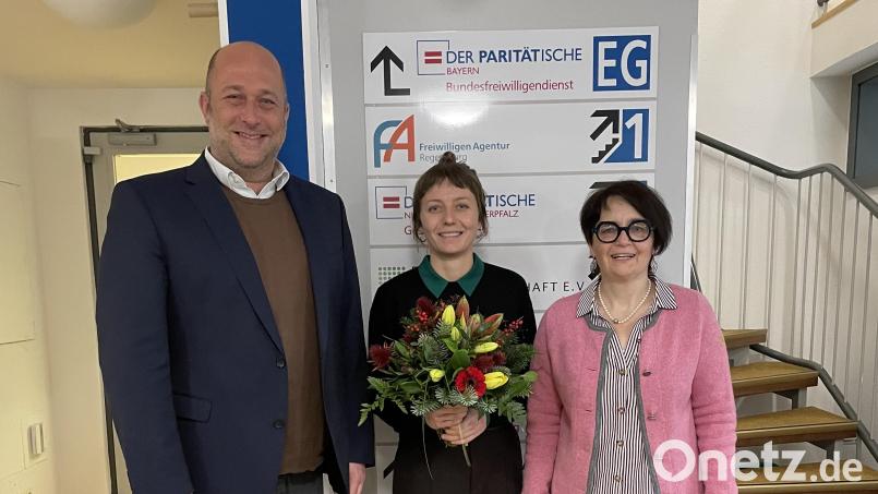 Stabswechsel beim Paritätischen Bezirksverband Niederbayern/Oberpfalz: Theresa Sittl (Mitte) wird von ihrem Vorgänger Johannes Bischof und Margit Berndl, Vorständin Verbands- und Sozialpolitik des Landesverbands, willkommen geheißen. Bild: Paritätische in Niederbayern/Oberpfalz